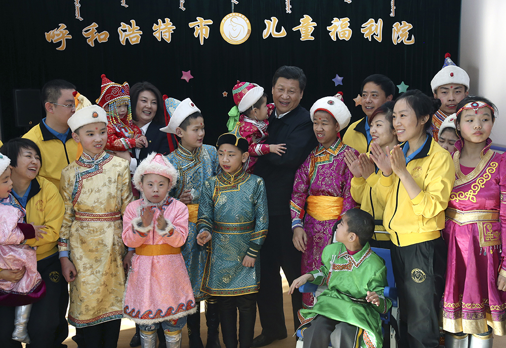 2014年1月28日，习近平总书记来到呼和浩特市儿童福利院看望孩子们。