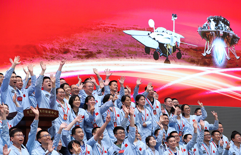 2021年5月15日,北京航天飞行控制中心青年科技人才群体庆祝我国首次火星探测任务着陆火星成功。 2021年5月15日,北京航天飞行控制中心青年科技人才群体庆祝我国首次火星探测任务着陆火星成功。