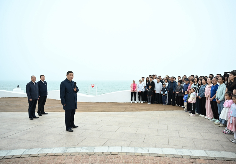 5月22日至24日,中共中央总书记、国家主席、中央军委主席习近平在山东考察。这是22日下午,习近平在日照市阳光海岸绿道同市民和游客亲切交流。 5月22日至24日,中共中央总书记、国家主席、中央军委主席习近平在山东考察。这是22日下午,习近平在日照市阳光海岸绿道同市民和游客亲切交流。