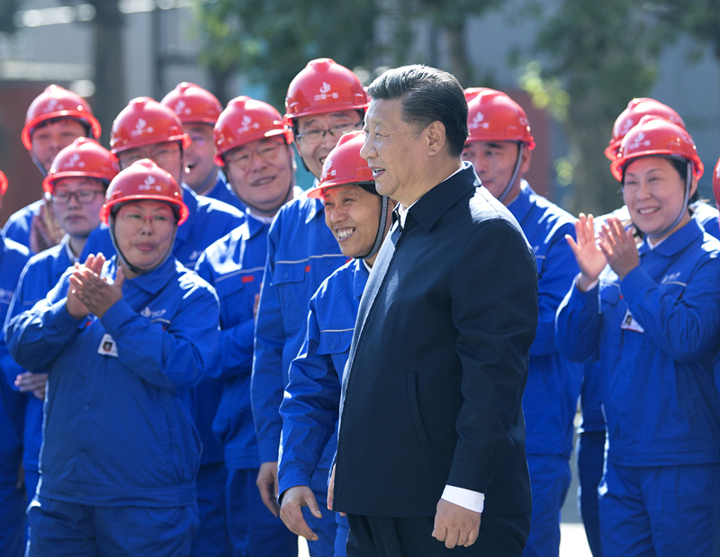 2018年9月26日,在中国一重集团,习近平总书记走到工人中间,同大家亲切交流。 2018年9月26日,在中国一重集团,习近平总书记走到工人中间,同大家亲切交流。