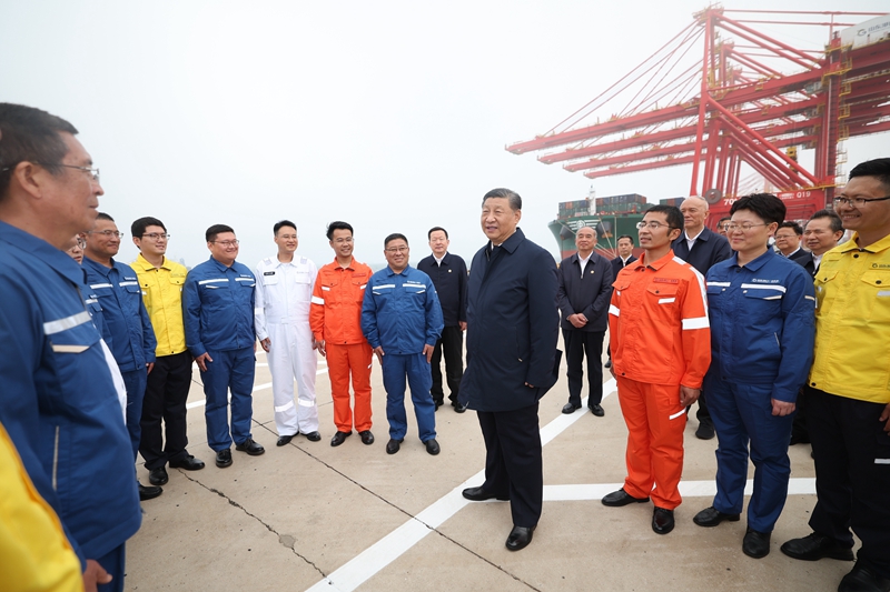 5月22日至24日,中共中央总书记、国家主席、中央军委主席习近平在山东考察。这是22日下午,习近平在日照港亲切慰问港口科技工作者、运营人员、航运人员。 5月22日至24日,中共中央总书记、国家主席、中央军委主席习近平在山东考察。这是22日下午,习近平在日照港亲切慰问港口科技工作者、运营人员、航运人员。