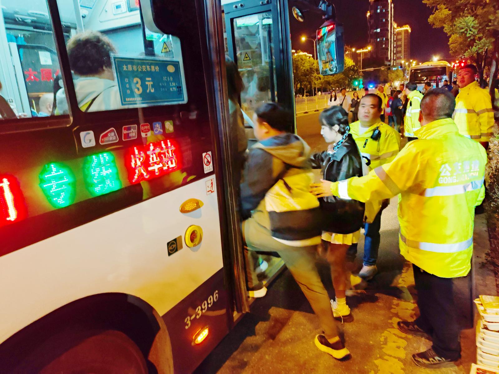 演唱会结束，歌迷乘坐接驳车