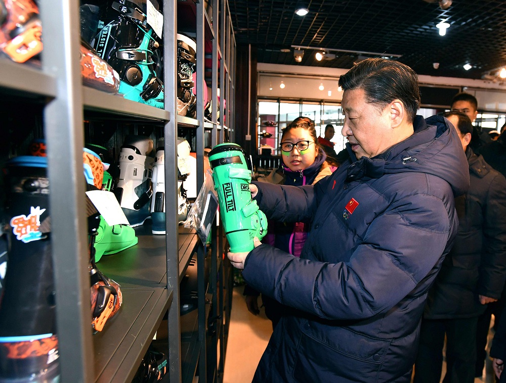 2017年1月23日,习近平总书记在河北省张家口市云顶滑雪场雪具大厅了解各式雪具的不同功用。 2017年1月23日,习近平总书记在河北省张家口市云顶滑雪场雪具大厅了解各式雪具的不同功用。