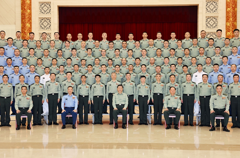 5月22日至24日,中共中央总书记、国家主席、中央军委主席习近平在山东考察。这是23日上午,习近平在济南亲切接见驻济南部队上校以上领导干部,代表党中央和中央军委向驻济南部队全体官兵致以诚挚问候。 5月22日至24日,中共中央总书记、国家主席、中央军委主席习近平在山东考察。这是23日上午,习近平在济南亲切接见驻济南部队上校以上领导干部,代表党中央和中央军委向驻济南部队全体官兵致以诚挚问候。