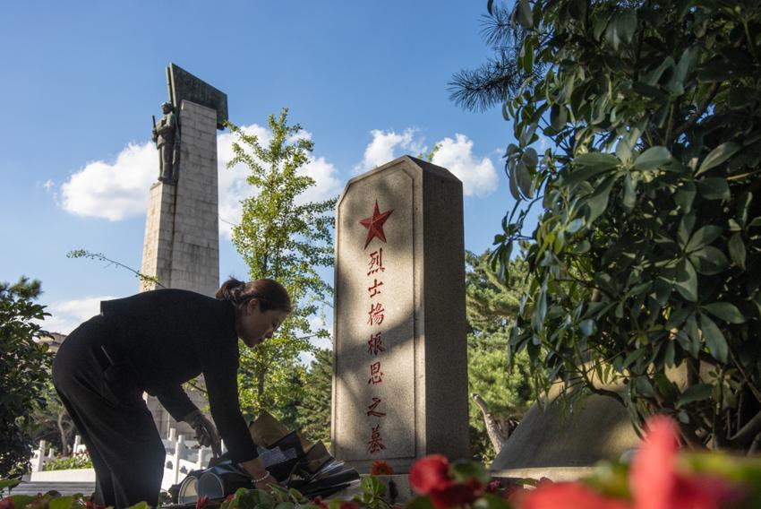 市民来到沈阳抗美援朝烈士陵园祭奠。人民网记者 邱宇哲摄 市民来到沈阳抗美援朝烈士陵园祭奠。人民网记者 邱宇哲摄