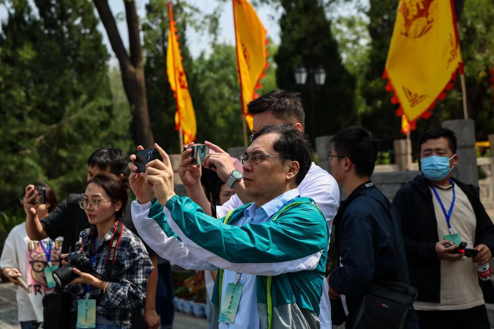 媒体一行参访临汾洪洞大槐树寻根祭祖园