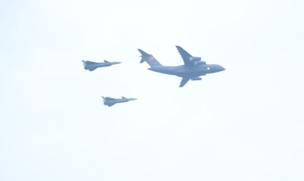 2022年9月16日,空军运—20和歼—20“双20”首次同框列阵接迎英烈。人民网记者 邱宇哲摄 2022年9月16日,空军运—20和歼—20“双20”首次同框列阵接迎英烈。人民网记者 邱宇哲摄