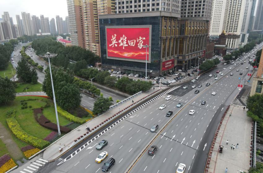 2022年烈士遗骸回国前夕,沈阳主要街路大屏滚动播放“英雄回家”标语。人民网记者 邱宇哲摄(无人机照片)。 2022年烈士遗骸回国前夕,沈阳主要街路大屏滚动播放“英雄回家”标语。人民网记者 邱宇哲摄(无人机照片)。