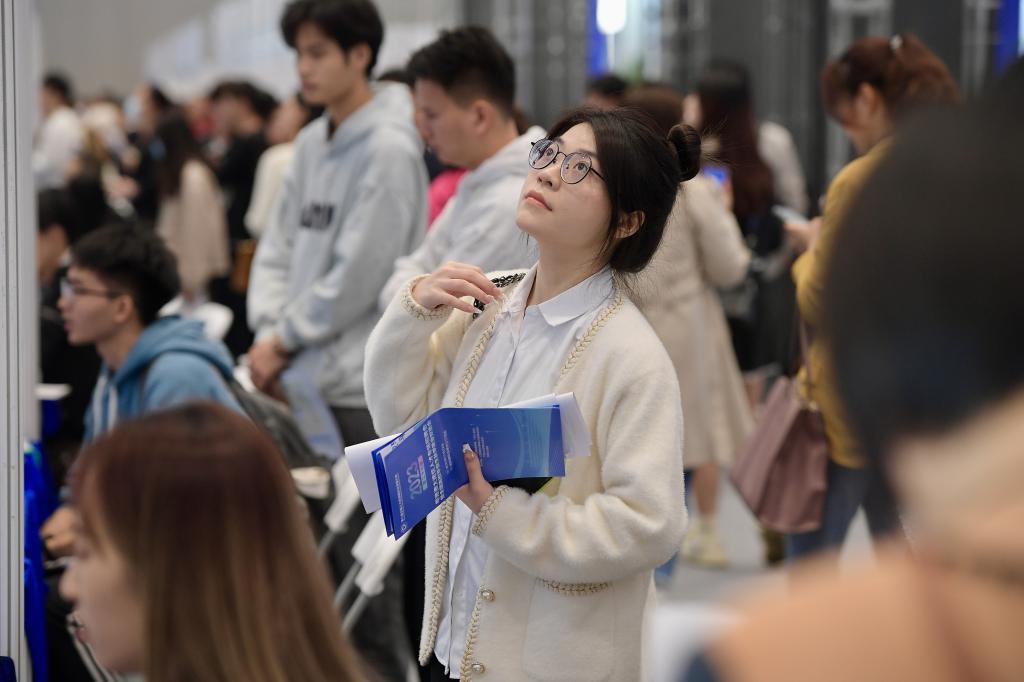 2023年11月22日,2023年粤港澳大湾区人才专场招聘会暨第27届全国高校毕业生秋季就业双选会在深圳国际会展中心举办。 2023年11月22日,2023年粤港澳大湾区人才专场招聘会暨第27届全国高校毕业生秋季就业双选会在深圳国际会展中心举办。