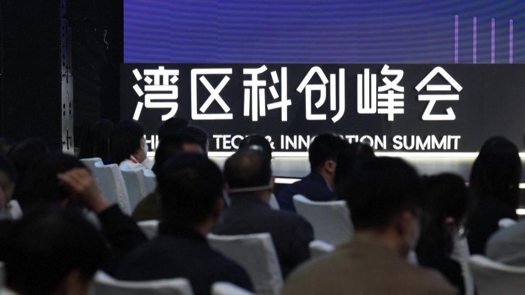 2022年12月8日,大湾区科学论坛湾区科创峰会在广东东莞举行,来自粤港澳三地的专家学者和科创企业代表为打造全球顶级科创湾区建言献策。 2022年12月8日,大湾区科学论坛湾区科创峰会在广东东莞举行,来自粤港澳三地的专家学者和科创企业代表为打造全球顶级科创湾区建言献策。