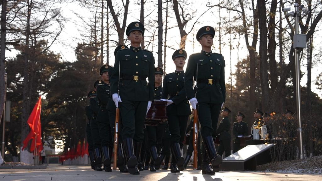 2023年11月18日,解放军仪仗司礼大队的礼兵在沈阳抗美援朝烈士陵园训练。人民网记者 邱宇哲摄 2023年11月18日,解放军仪仗司礼大队的礼兵在沈阳抗美援朝烈士陵园训练。人民网记者 邱宇哲摄