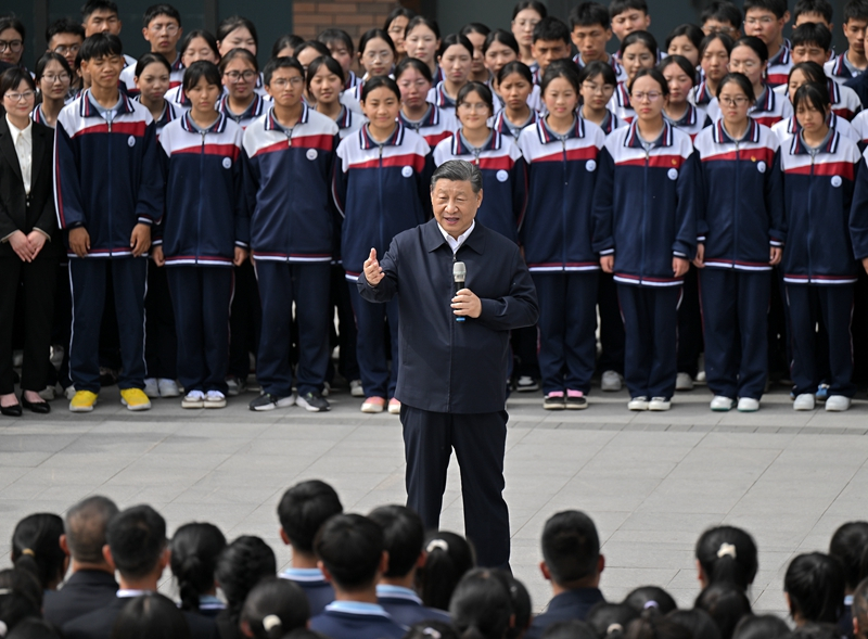 2024年6月18日,习近平总书记在青海果洛西宁民族中学考察时,同师生们亲切交流。 2024年6月18日,习近平总书记在青海果洛西宁民族中学考察时,同师生们亲切交流。