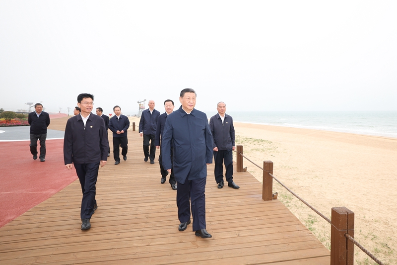 5月22日至24日,中共中央总书记、国家主席、中央军委主席习近平在山东考察。这是22日下午,习近平在日照市阳光海岸绿道考察。 5月22日至24日,中共中央总书记、国家主席、中央军委主席习近平在山东考察。这是22日下午,习近平在日照市阳光海岸绿道考察。