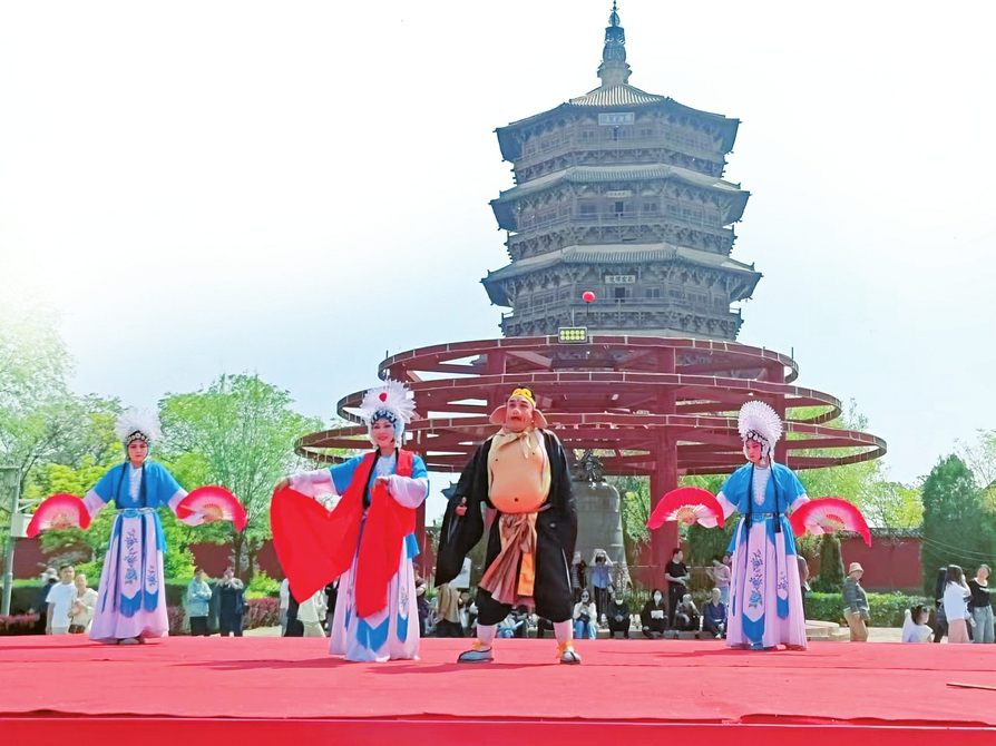 应县祈园广场搭起的耍孩儿剧公益演出舞台上，正在演出耍孩儿剧目《狮子洞》。山西日报记者马占富摄