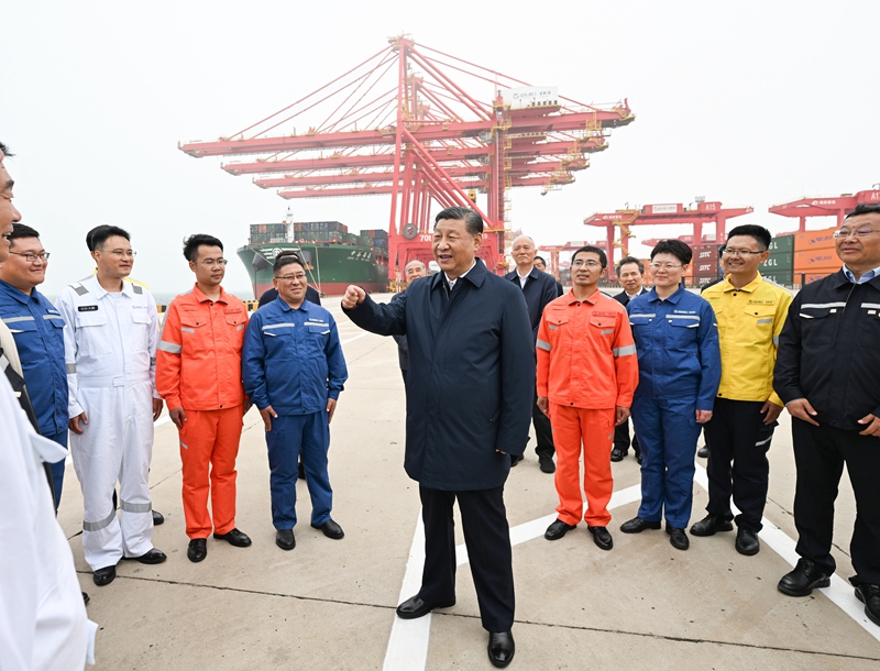 5月22日至24日,中共中央总书记、国家主席、中央军委主席习近平在山东考察。这是22日下午,习近平在日照港亲切慰问港口科技工作者、运营人员、航运人员。 5月22日至24日,中共中央总书记、国家主席、中央军委主席习近平在山东考察。这是22日下午,习近平在日照港亲切慰问港口科技工作者、运营人员、航运人员。