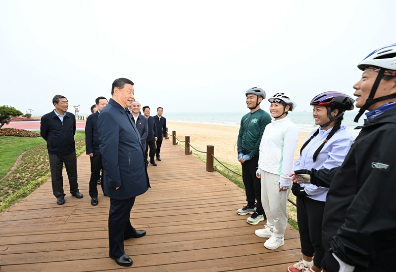 5月22日至24日,中共中央总书记、国家主席、中央军委主席习近平在山东考察。这是22日下午,习近平在日照市阳光海岸绿道同市民亲切交流。 5月22日至24日,中共中央总书记、国家主席、中央军委主席习近平在山东考察。这是22日下午,习近平在日照市阳光海岸绿道同市民亲切交流。