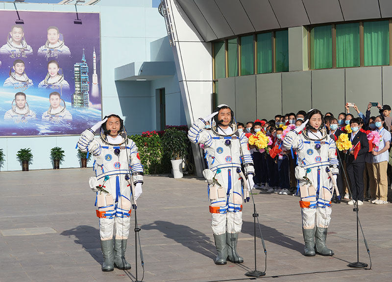 2022年6月5日,神舟十四号载人飞行任务航天员乘组出征仪式在酒泉卫星发射中心问天阁广场举行。 2022年6月5日,神舟十四号载人飞行任务航天员乘组出征仪式在酒泉卫星发射中心问天阁广场举行。