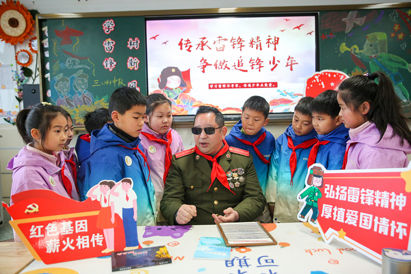 2025年3月3日,江苏南通如皋市安定小学里,伤残军人许波银在思政小课堂上向学生讲述雷锋故事。 2025年3月3日,江苏南通如皋市安定小学里,伤残军人许波银在思政小课堂上向学生讲述雷锋故事。