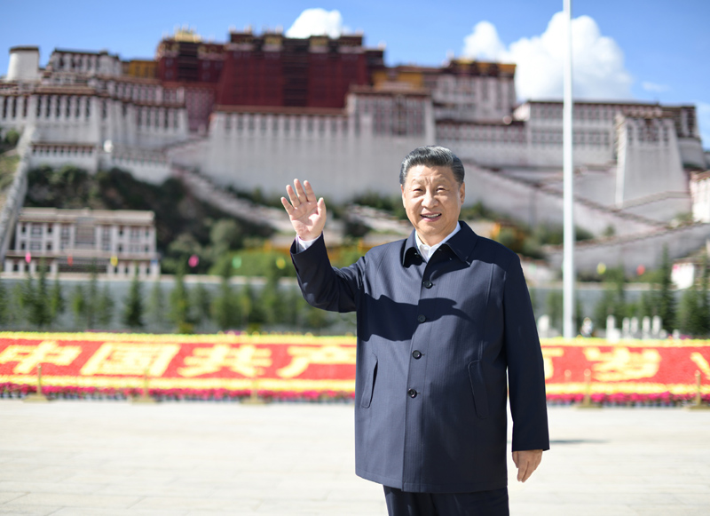 2021年7月22日,习近平在布达拉宫广场考察时,向游客和当地群众挥手致意。 2021年7月22日,习近平在布达拉宫广场考察时,向游客和当地群众挥手致意。