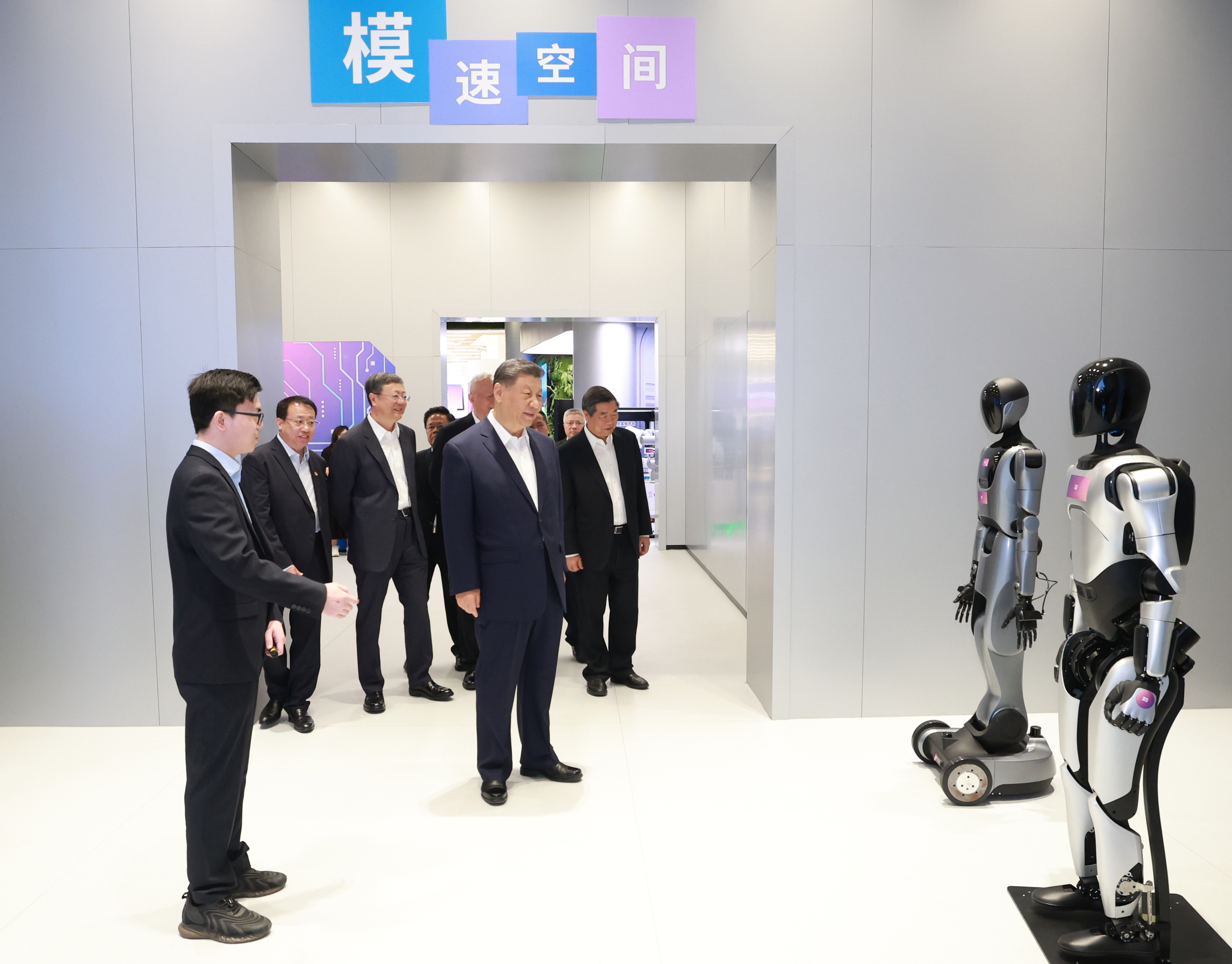 △ 2025年4月29日,习近平总书记在上海“模速空间”大模型创新生态社区,听取相关技术研发和企业生产经营介绍。 △ 2025年4月29日,习近平总书记在上海“模速空间”大模型创新生态社区,听取相关技术研发和企业生产经营介绍。