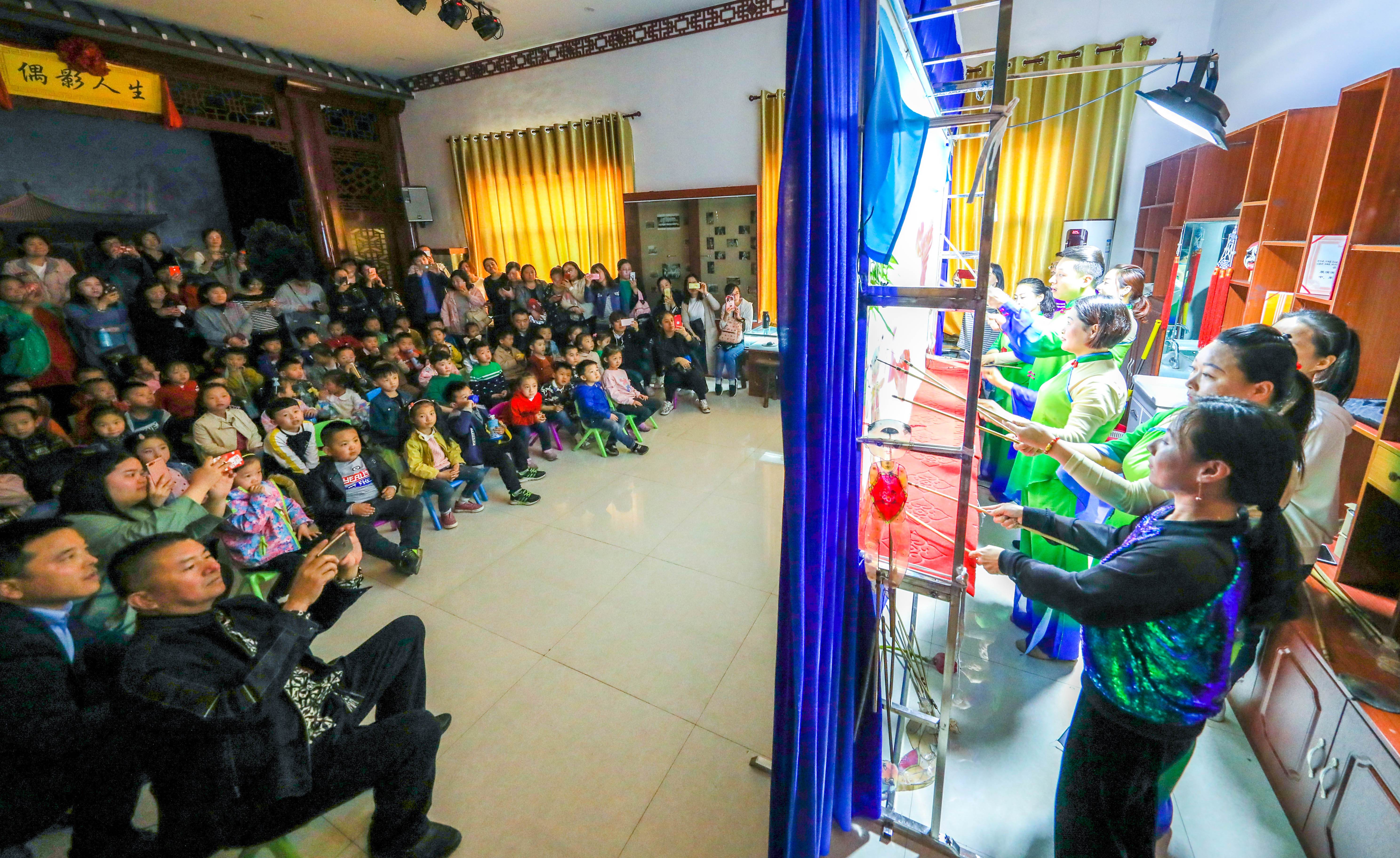 在孝义皮影木偶基成为中小学生传统文化教育基地。